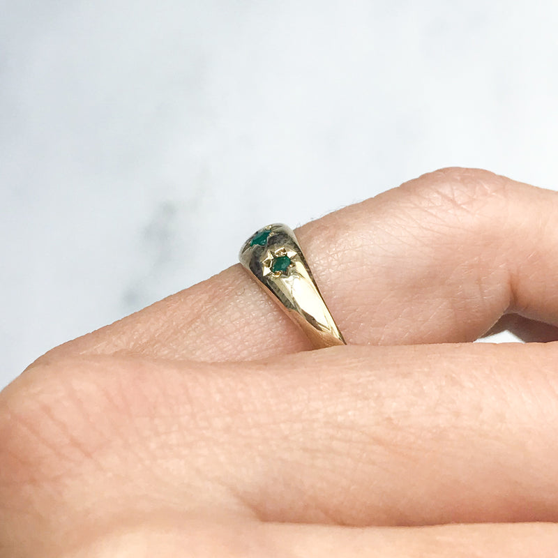 Alex vintage yellow gold and emerald gypsy ring